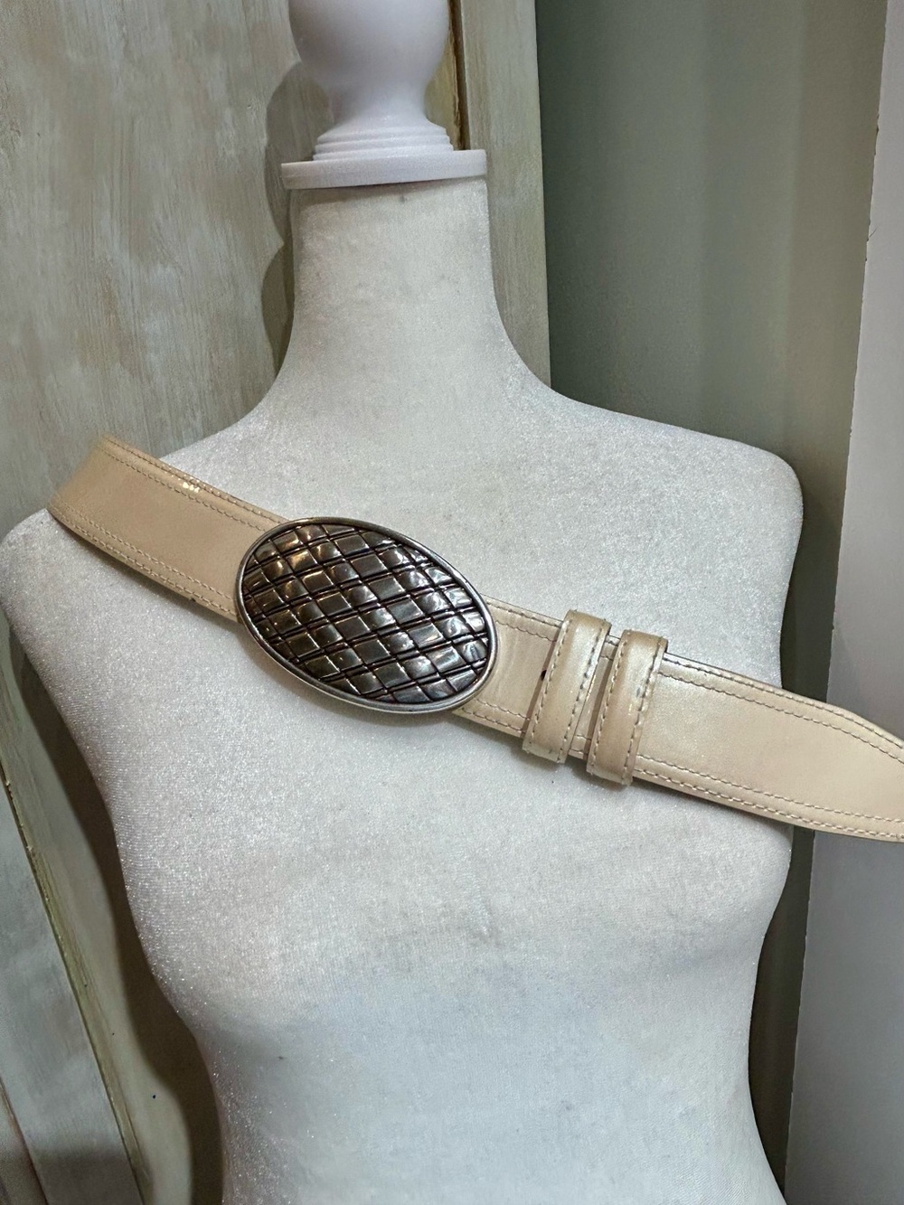 Carlisle NY  Beige patent Leather Belt Silver tone Quilted Oval Buckle szL NWOT